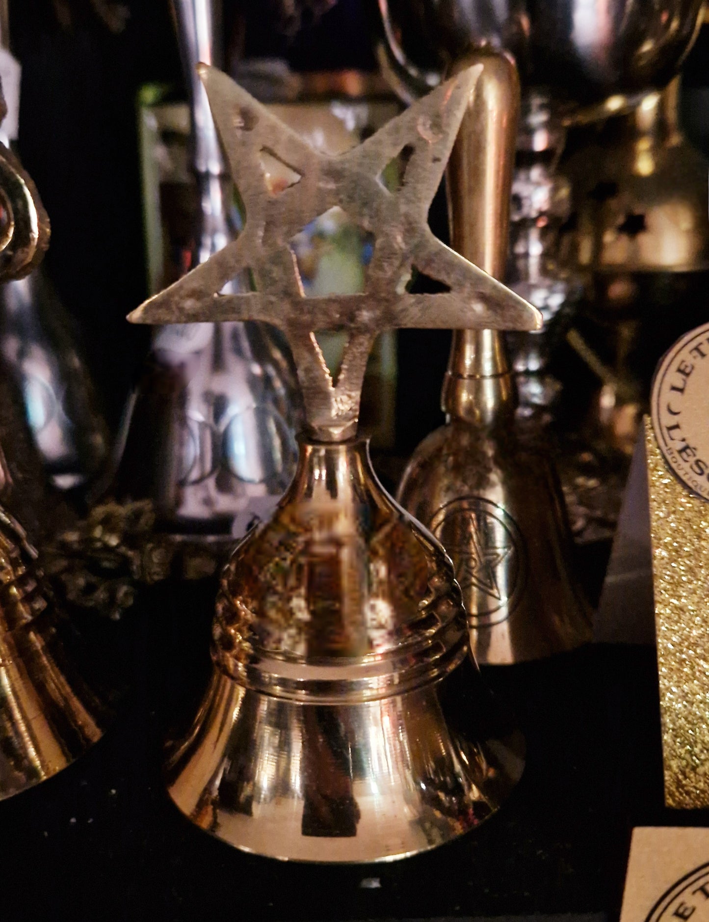 Cloche rituelle dorée symbole pentagramme laiton