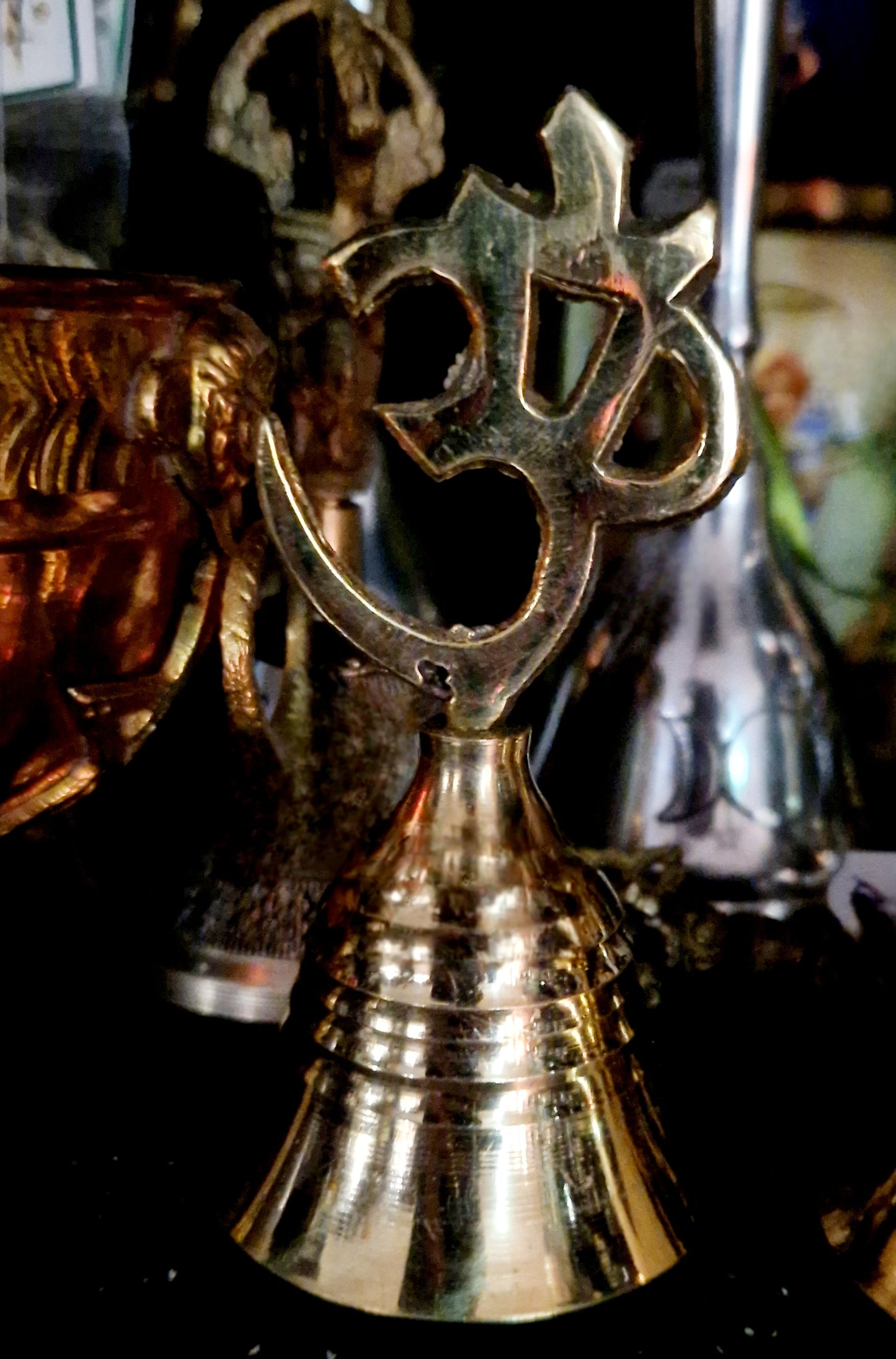 Cloche rituelle dorée symbole "om" laiton