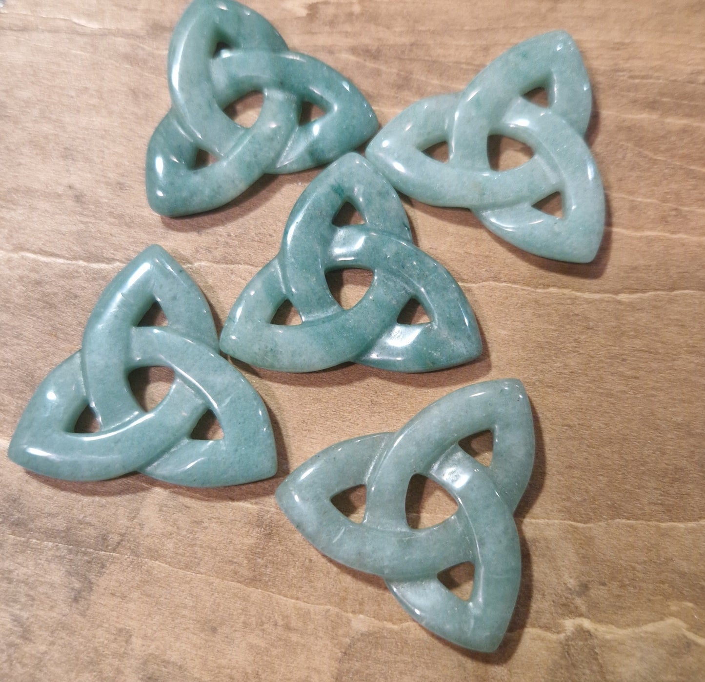 Triquetra en Aventurine – Équilibre énergétique, recentrage et confiance, pierre naturelle Inde