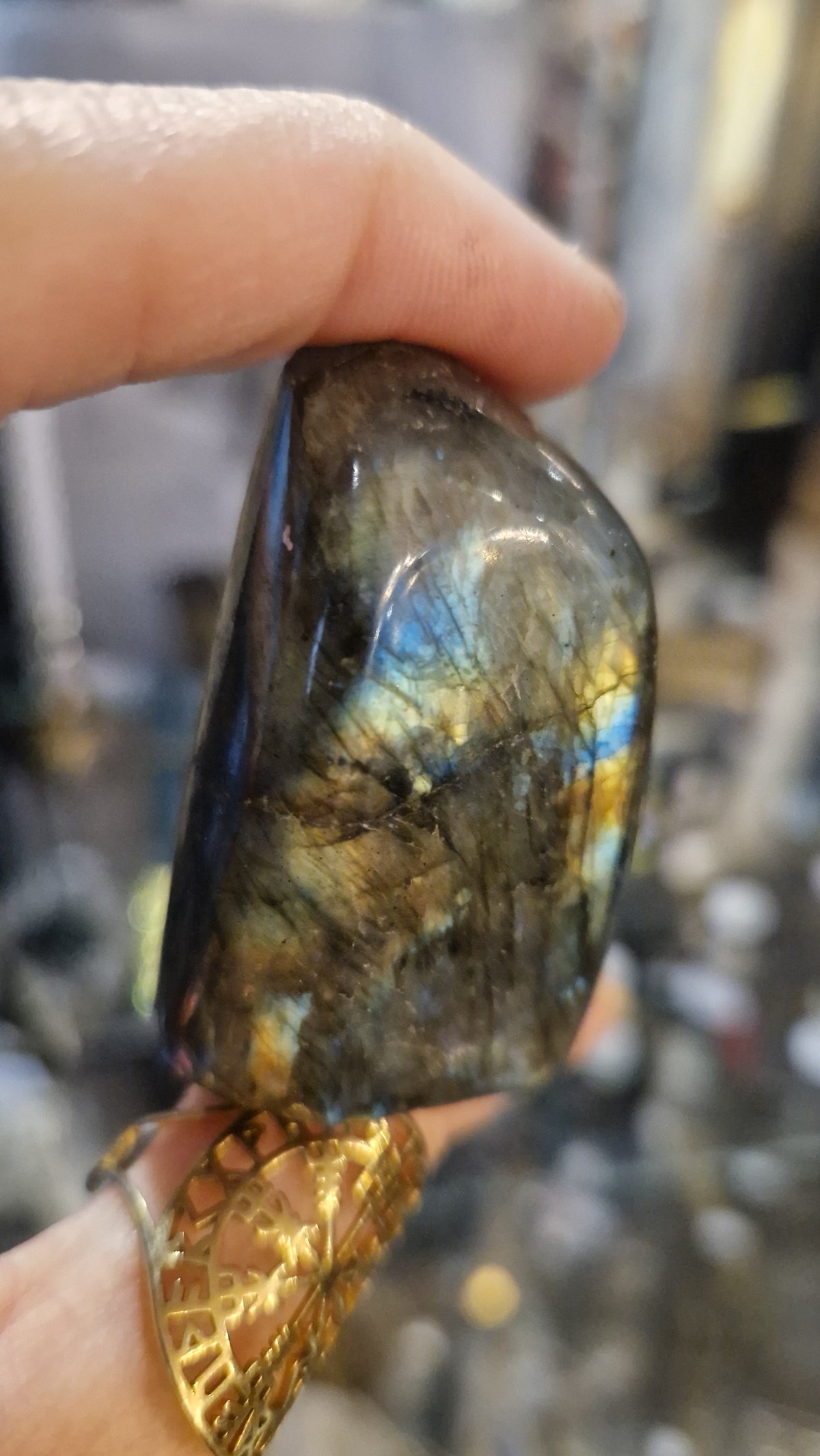 Labradorite de Madagascar - forme libre B - Pierre de protection. Bouclier énergétique