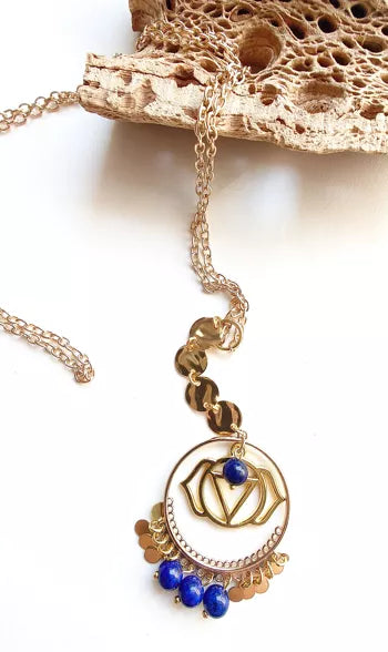 Collier chakra du troisieme oeil plaqué or perles lapis lazuli. Fabrication artisanale