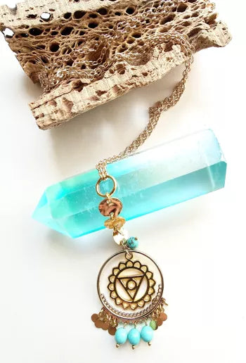 Collier chakra de la gorge plaqué or perles semi precieuses turquoise. Favrication artisanale