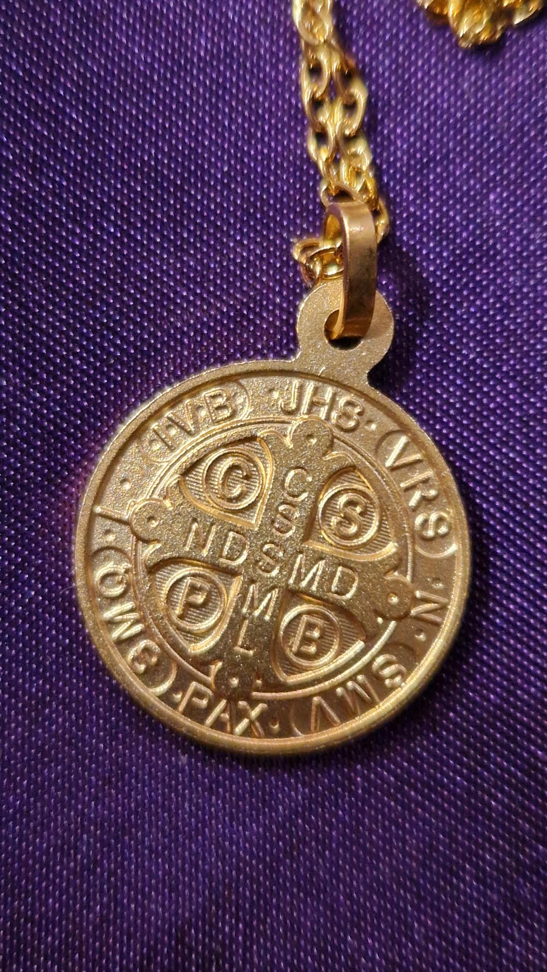 Collier médaille Saint Benoit doré.