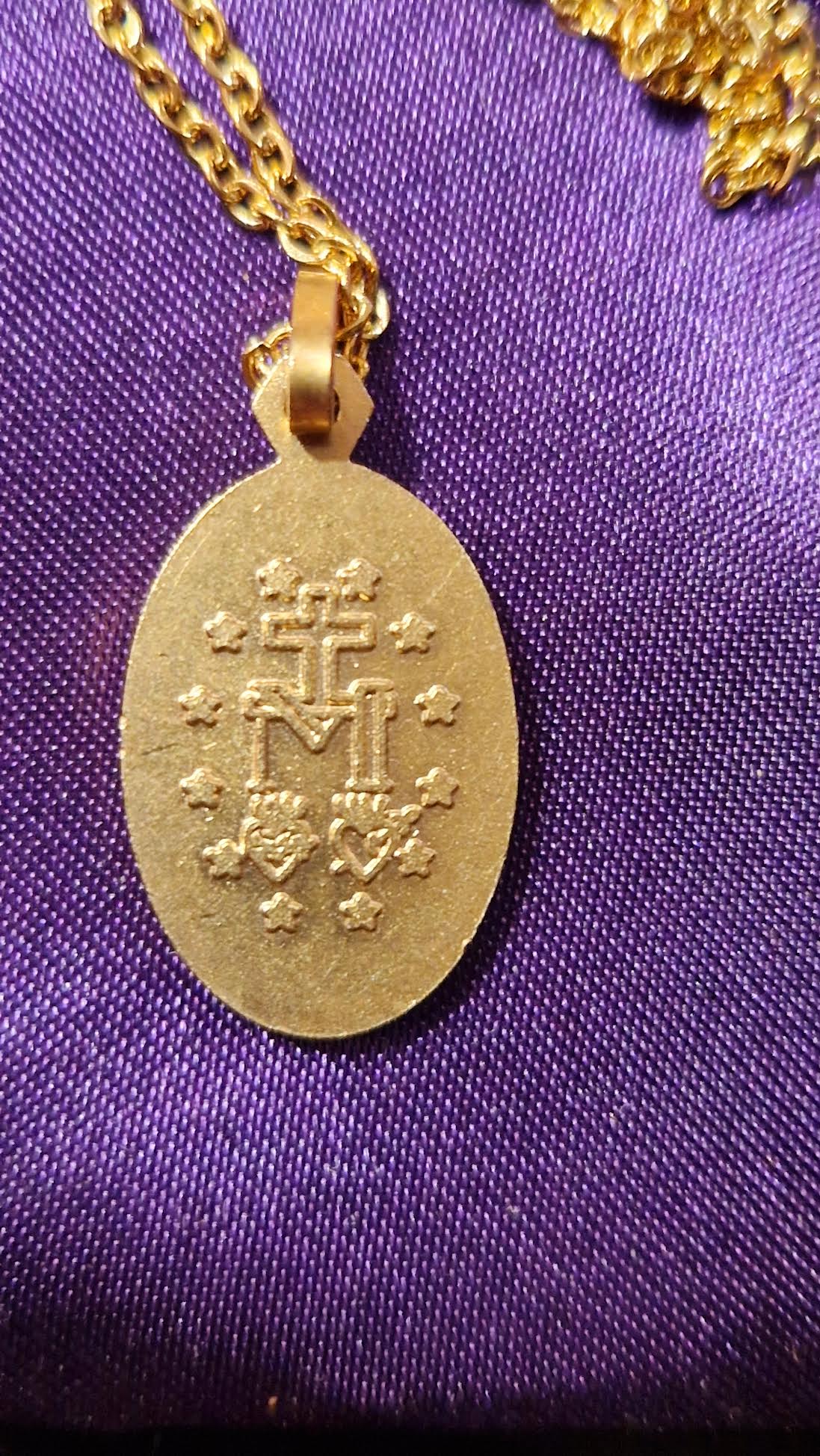 Collier médaille Vierge miraculeuse doré.