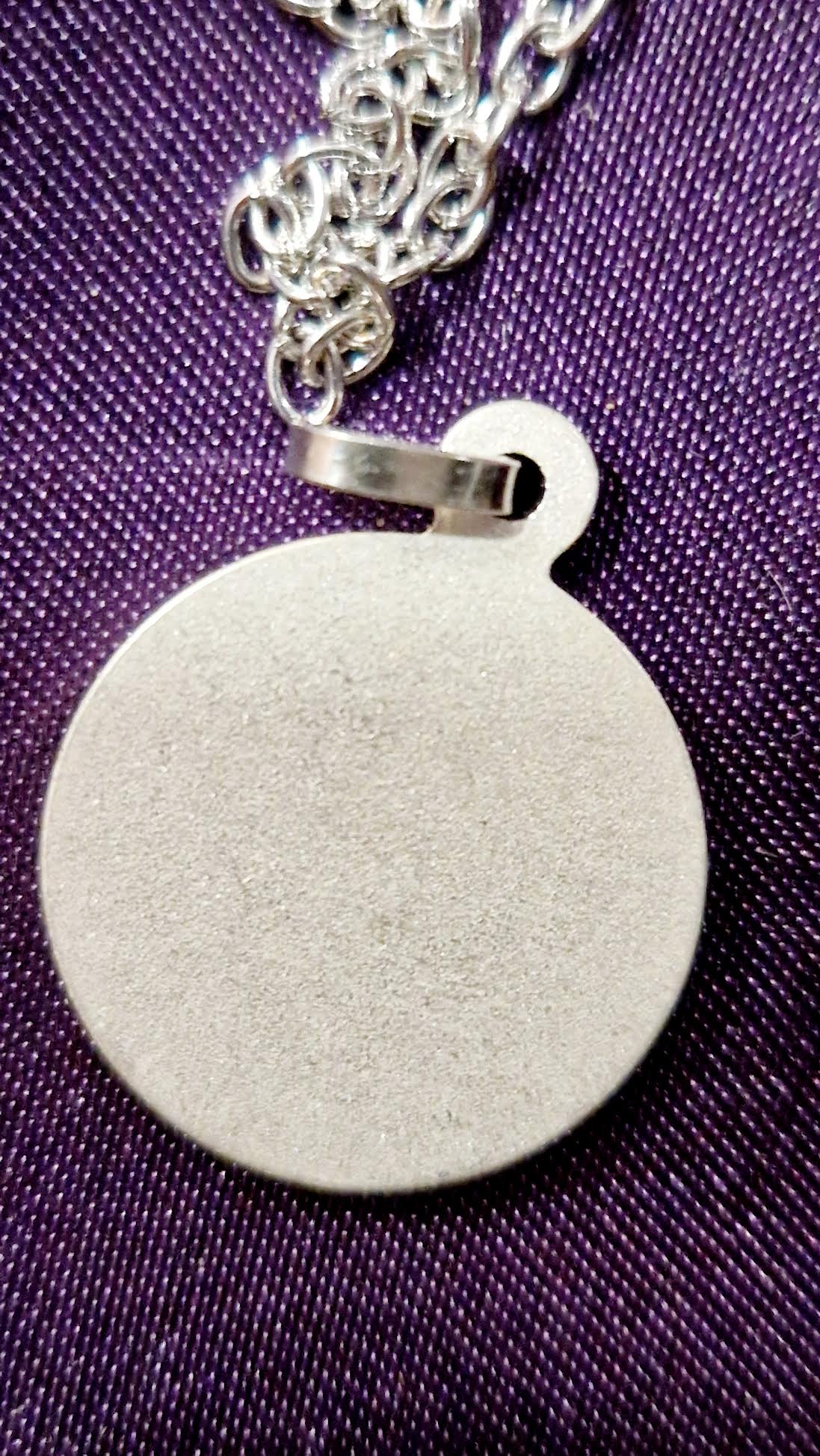 Collier médaille Sainte Rita argenté.