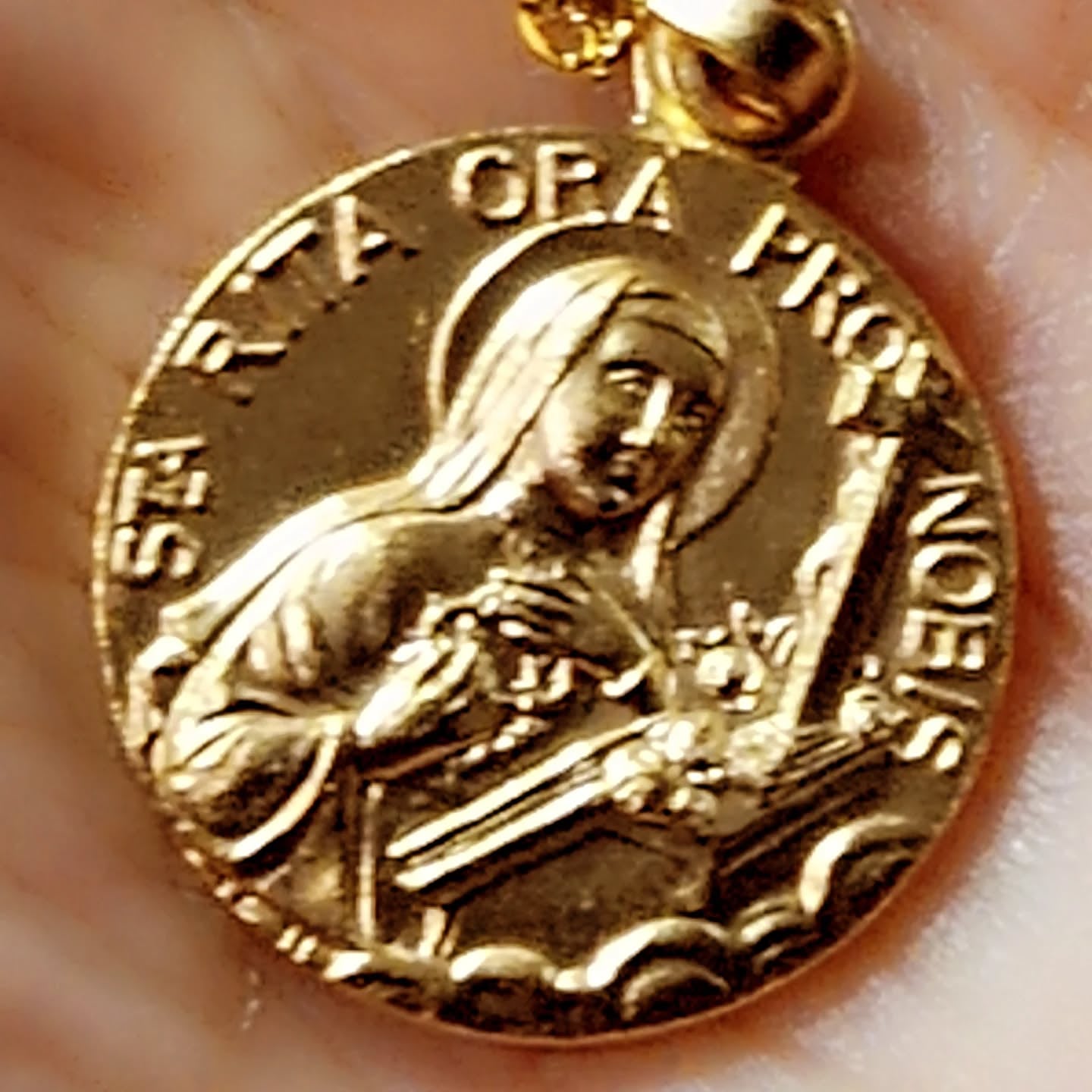 Collier médaille Sainte Rita doré