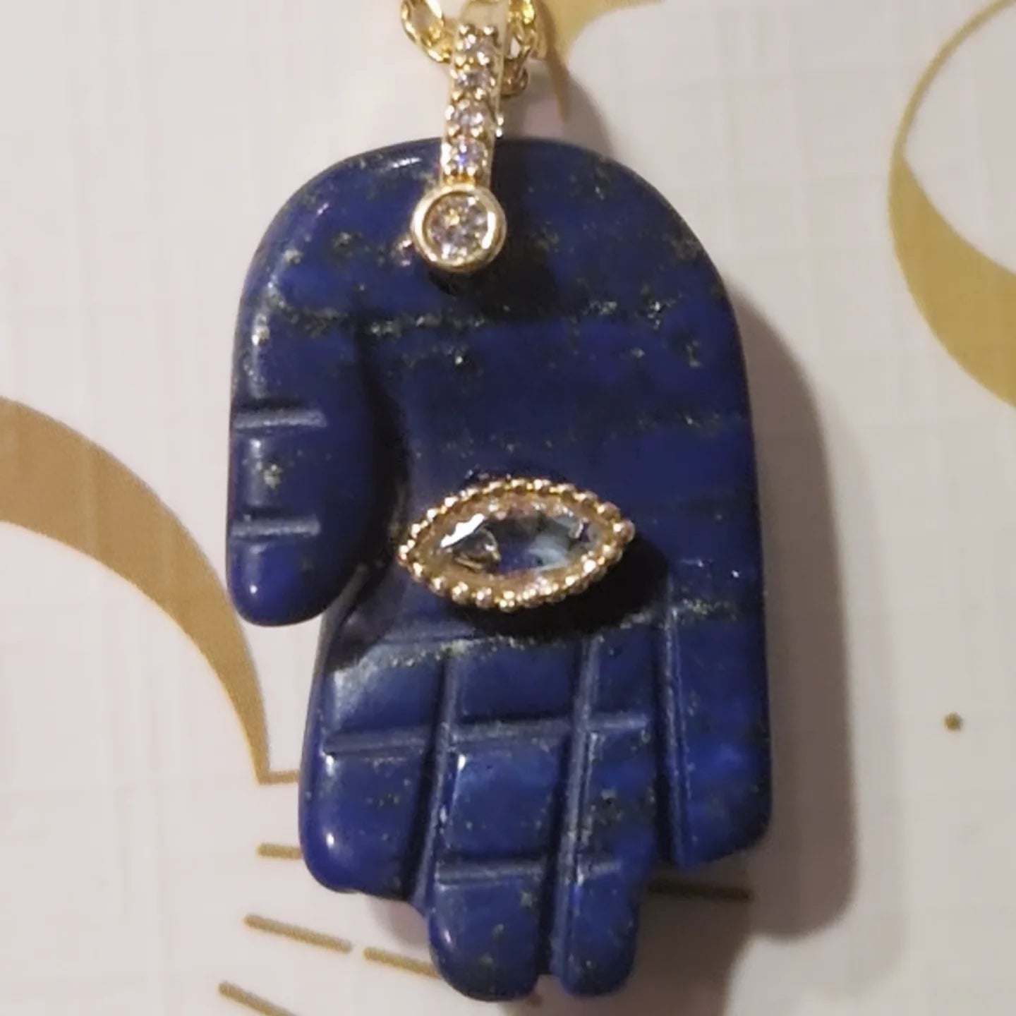 Collier Talisman d’Éloquence – Pendentif Main Protectrice en Lapis Lazuli