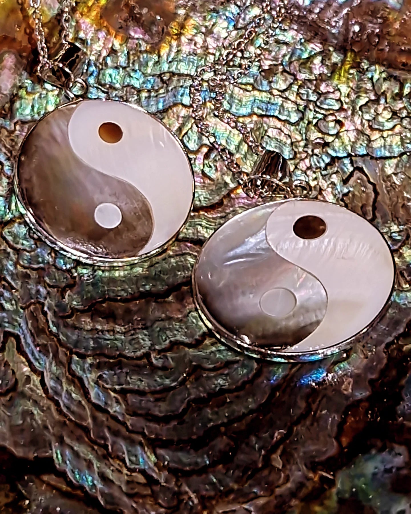 Collier amulette talisman Nacre yin yang noir blanc irisé