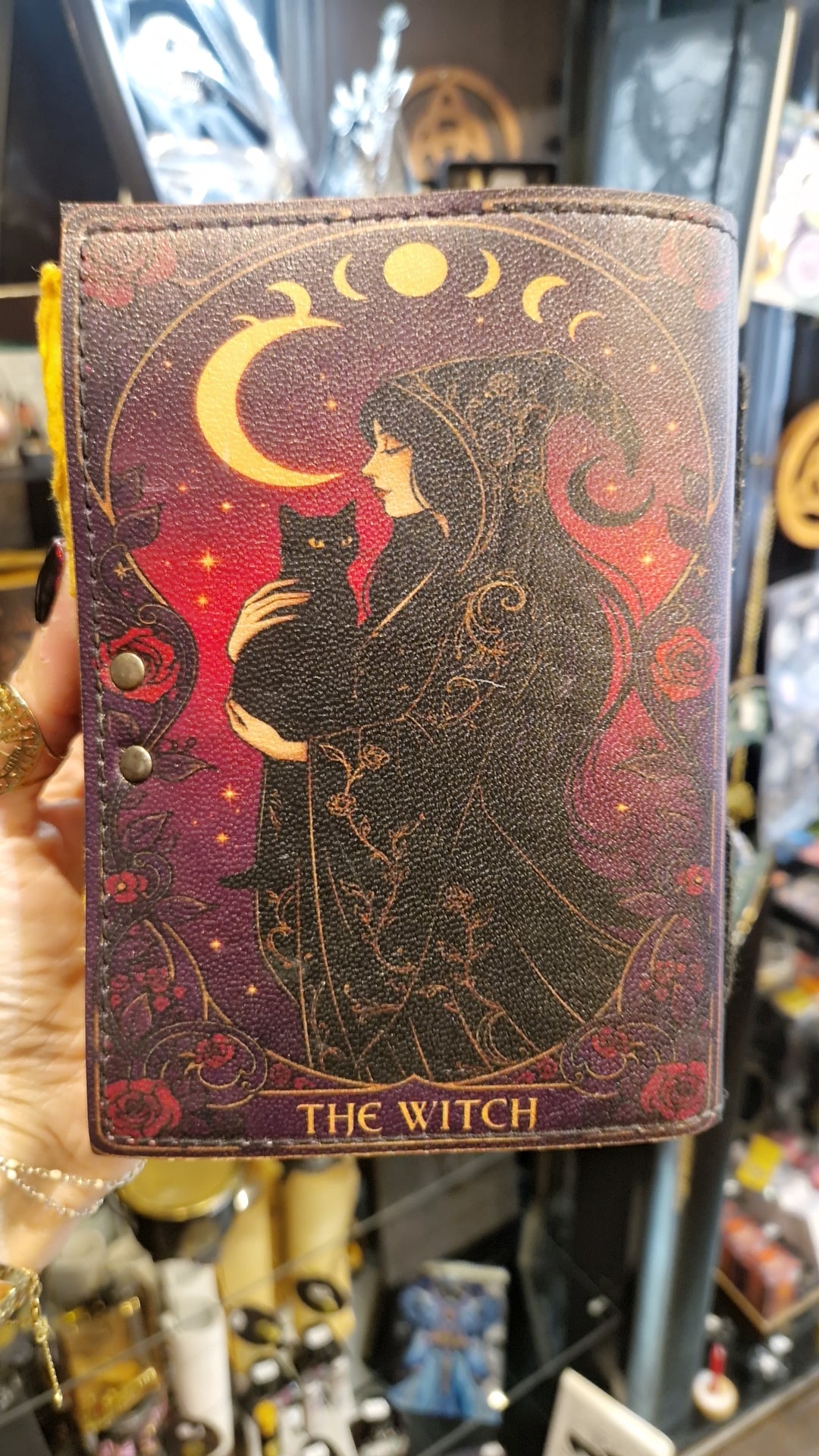 Grimoire Artisanal "The Witch" – Cuir & Parchemin Végétal Jaune (13 x 17.5 cm)