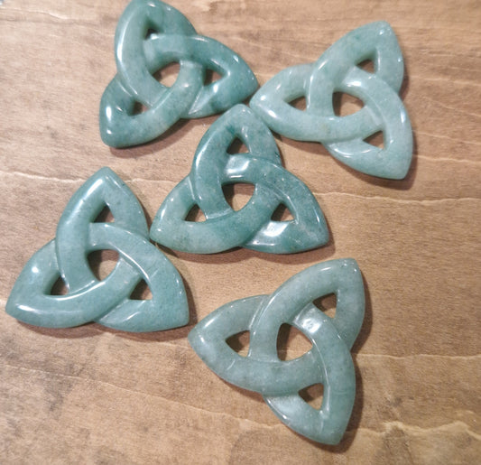 Triquetra en Aventurine – Équilibre énergétique, recentrage et confiance, pierre naturelle Inde