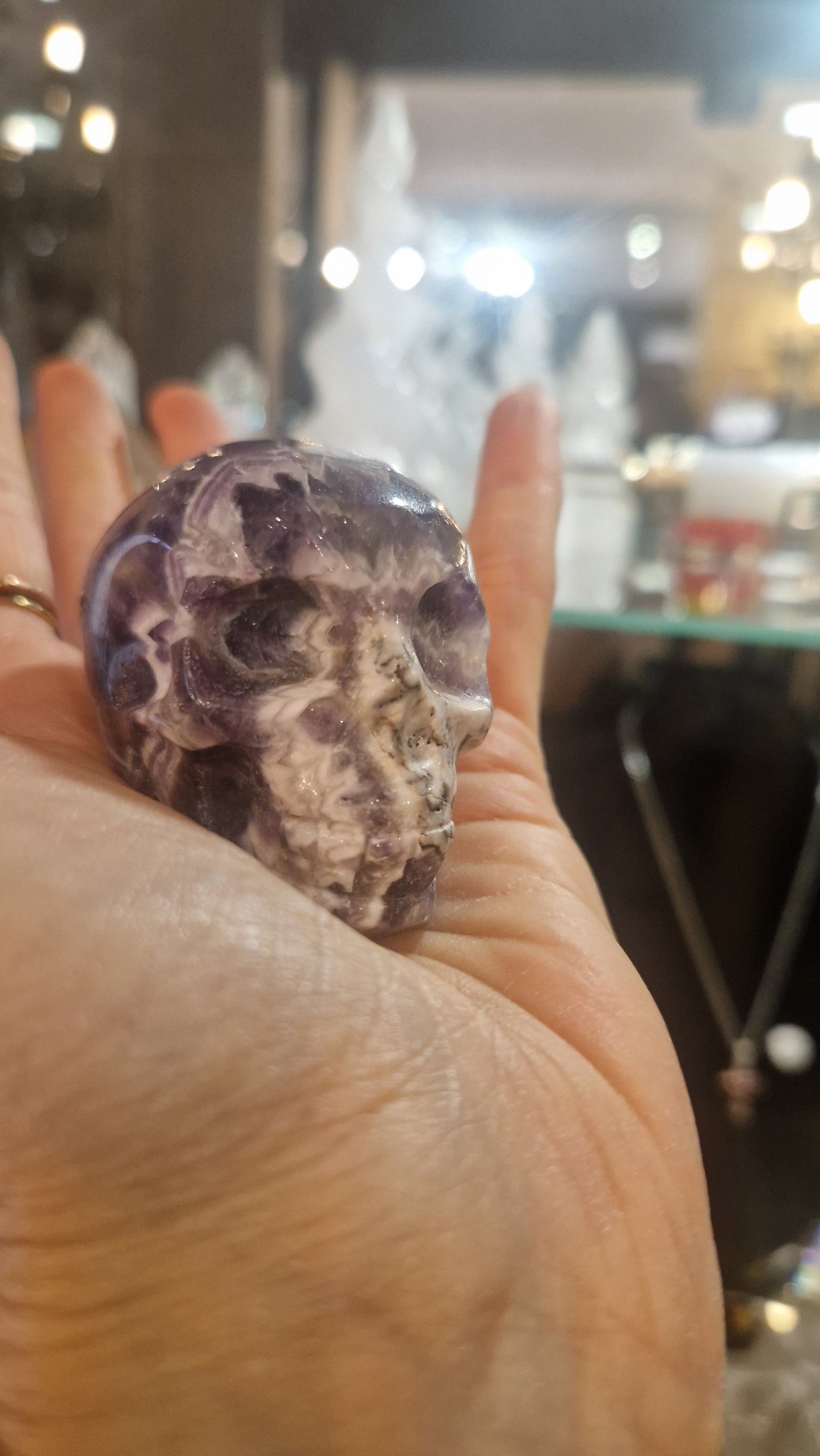 Crâne en Améthyste Chevron Naturelle Sculpté – Pièce Unique