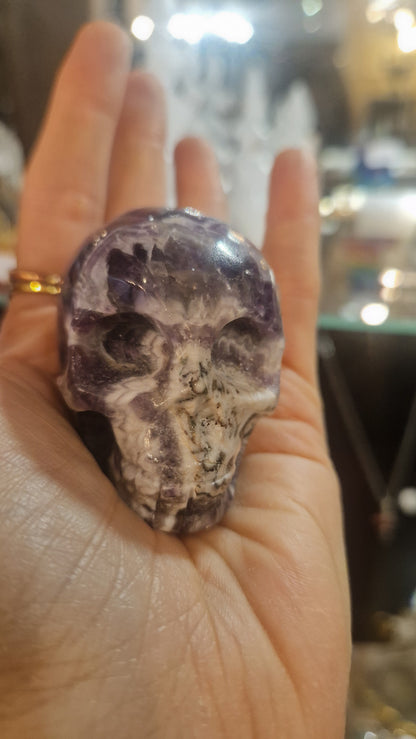 Crâne en Améthyste Chevron Naturelle Sculpté – Pièce Unique