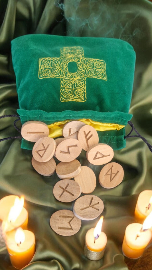 Coffret de runes en bois – Futhark ancien