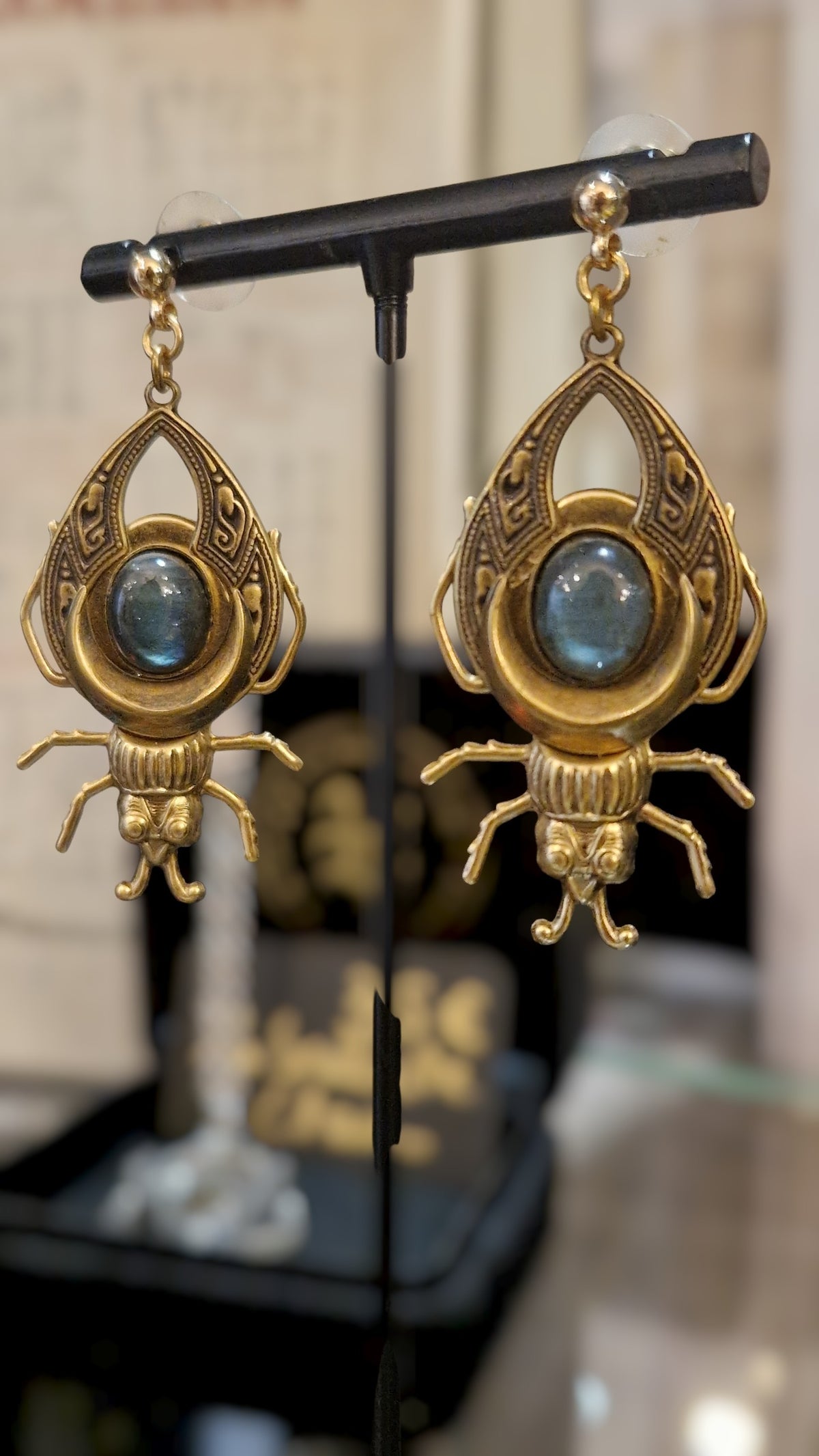 Boucles d'oreilles Talisman Scarabée Protecteur - Laiton & Labradorite (Égypte Ancienne)