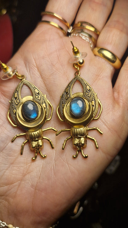 Boucles d'oreilles Talisman Scarabée Protecteur - Laiton & Labradorite (Égypte Ancienne)