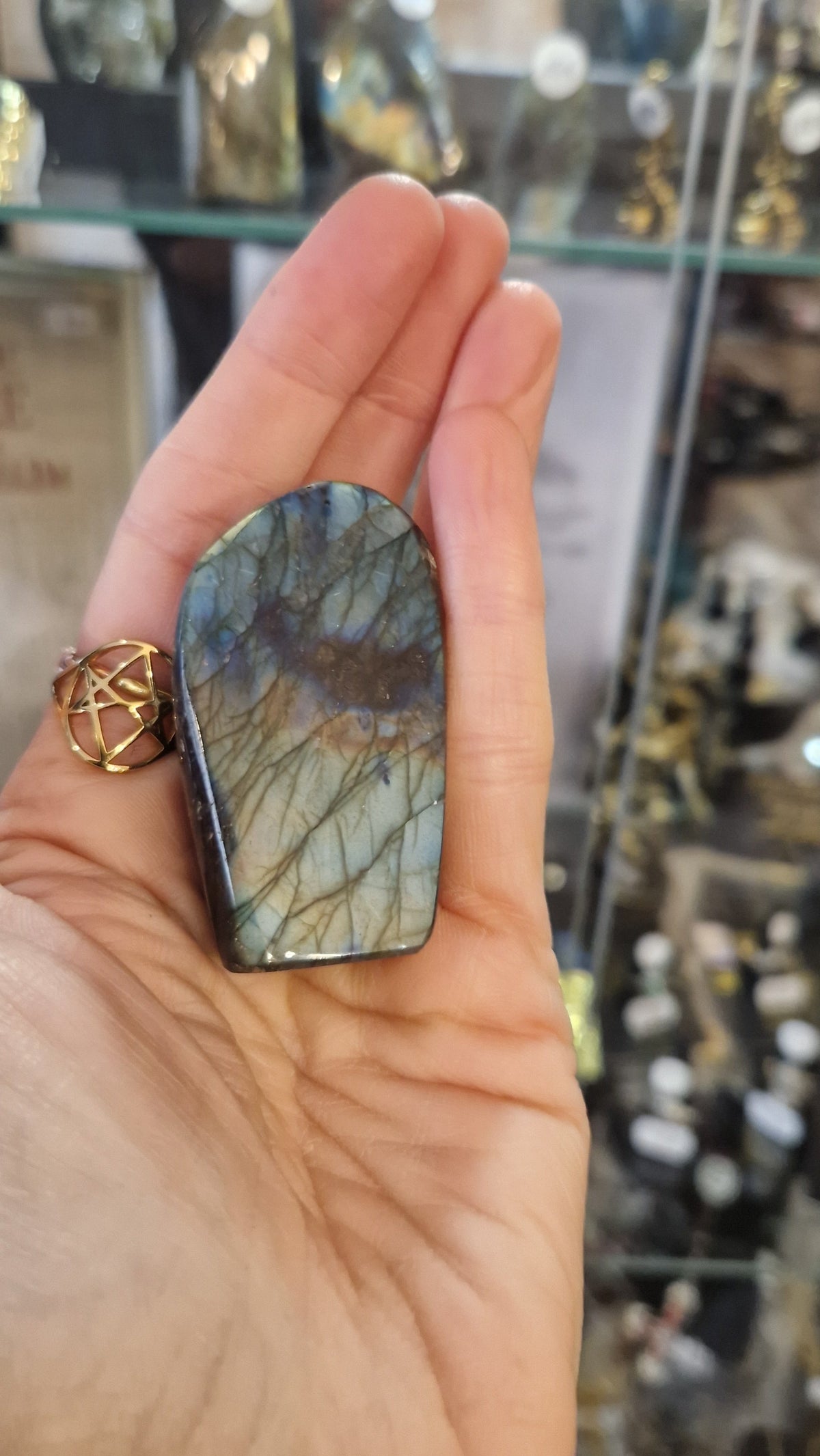 Labradorite de Madagascar - forme libre A - Pierre de protection. Bouclier énergétique