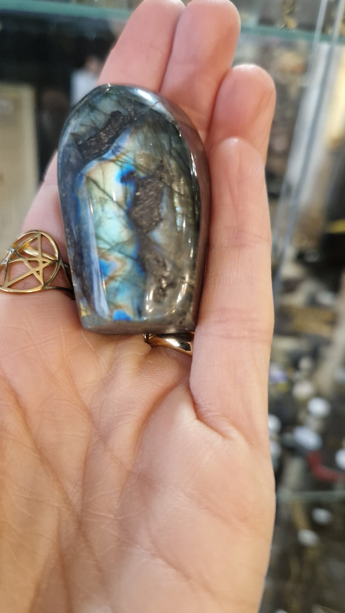 Labradorite de Madagascar - forme libre A - Pierre de protection. Bouclier énergétique