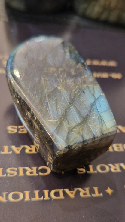Labradorite de Madagascar - forme libre A - Pierre de protection. Bouclier énergétique