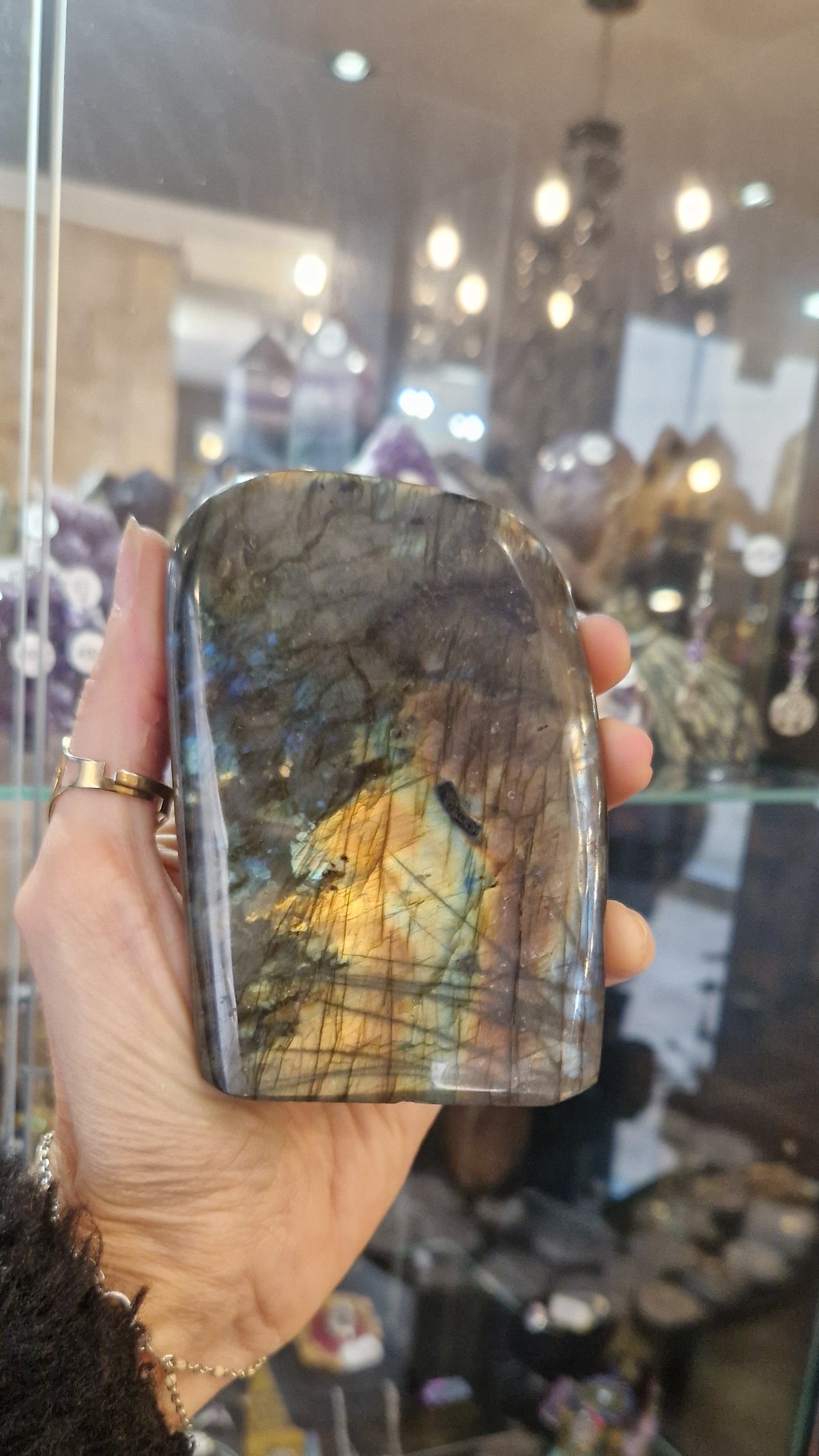 Labradorite d'Exception de Madagascar (607g - 10cm) – Bloc Massif Poli | Pierre de Protection & Bouclier Énergétique