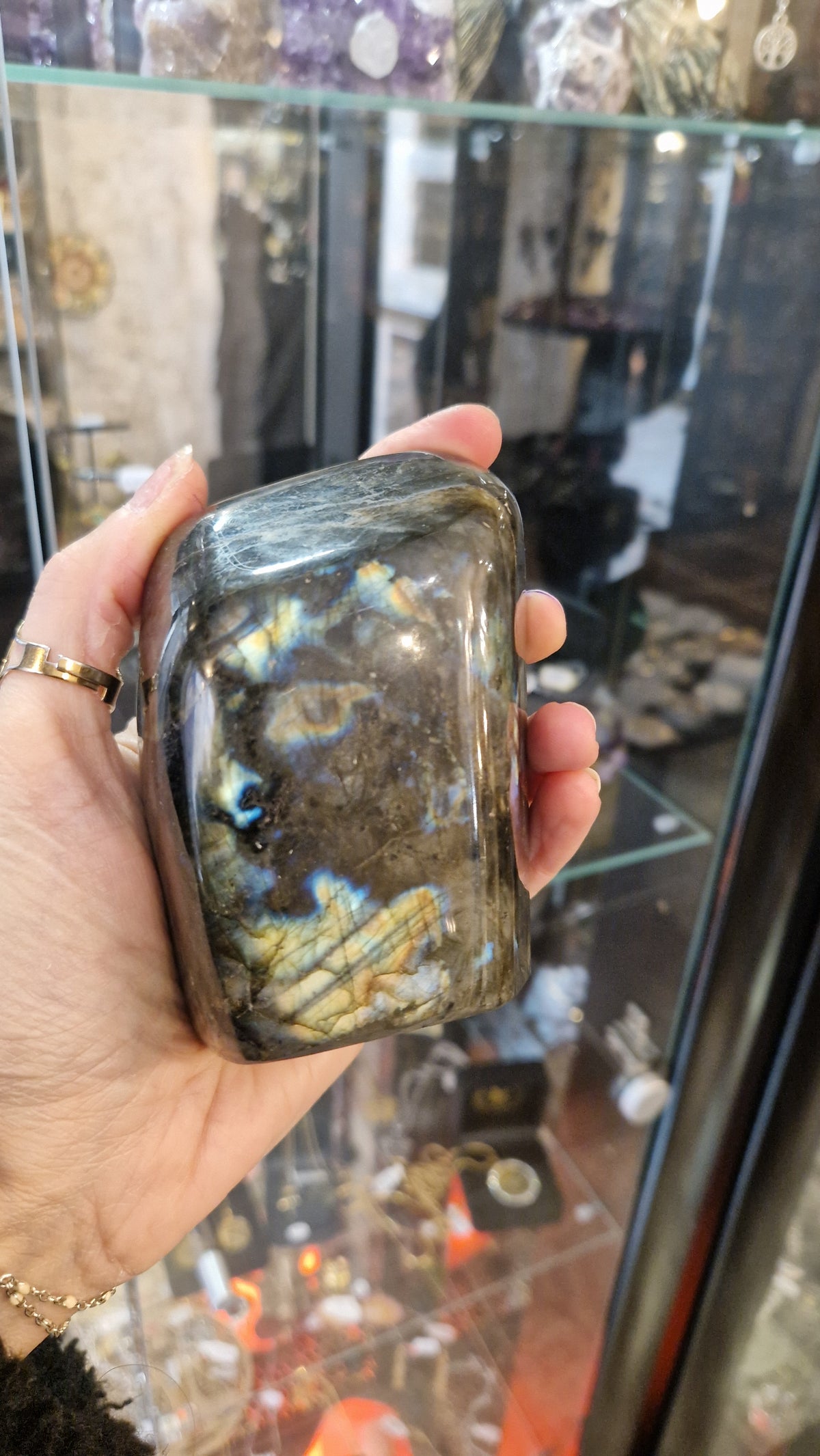 Labradorite d'Exception de Madagascar (607g - 10cm) – Bloc Massif Poli | Pierre de Protection & Bouclier Énergétique