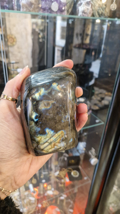 Labradorite d'Exception de Madagascar (607g - 10cm) – Bloc Massif Poli | Pierre de Protection & Bouclier Énergétique