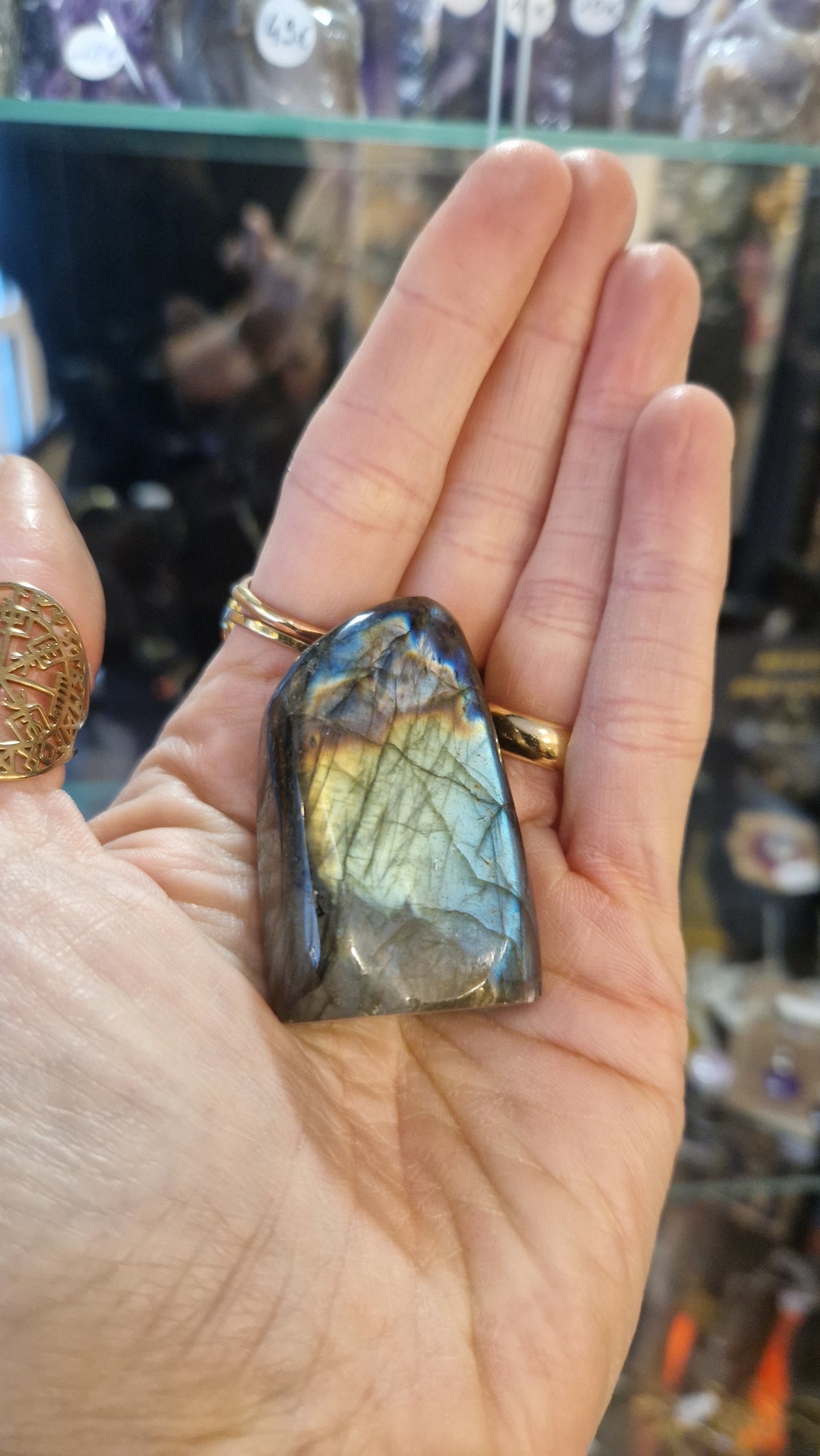 Labradorite de Madagascar - forme libre B - Pierre de protection. Bouclier énergétique