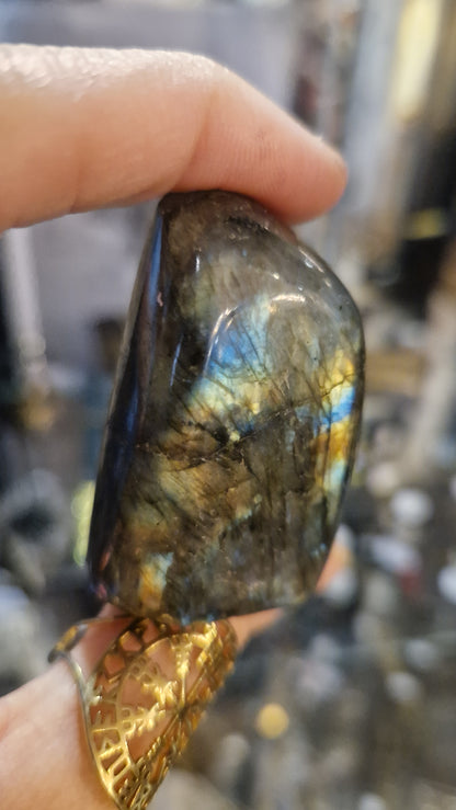 Labradorite de Madagascar - forme libre B - Pierre de protection. Bouclier énergétique