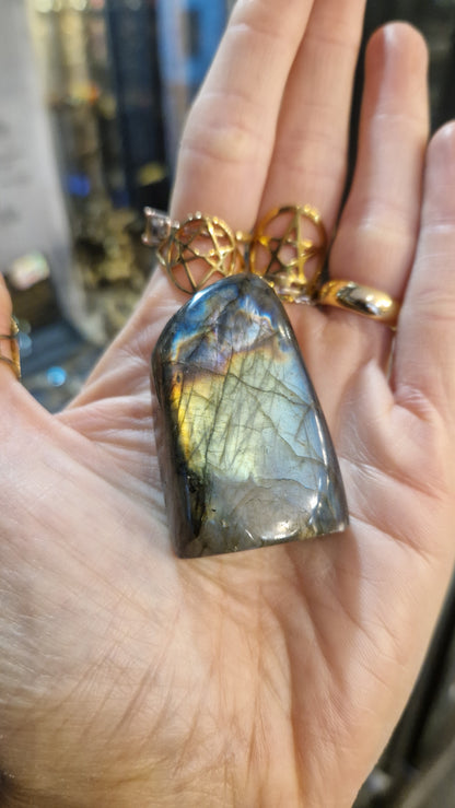 Labradorite de Madagascar - forme libre B - Pierre de protection. Bouclier énergétique