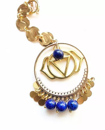 Collier chakra du troisieme oeil plaqué or perles lapis lazuli. Fabrication artisanale