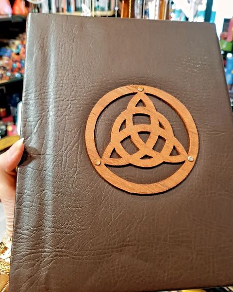 Grimoire "Charmed" triquetra