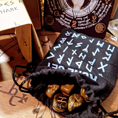 Coffret runes en œil de tigre dans sac en tissu 10 x 11 cm