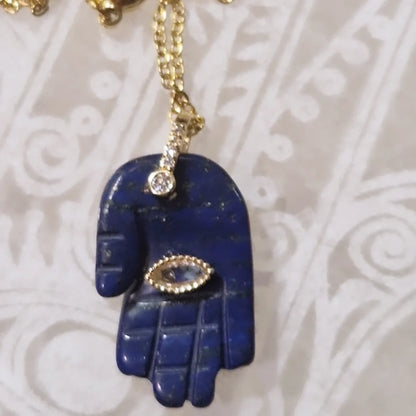 Collier Talisman d’Éloquence – Pendentif Main Protectrice en Lapis Lazuli