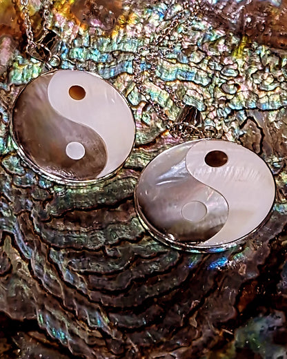 Collier amulette talisman Nacre yin yang noir blanc irisé