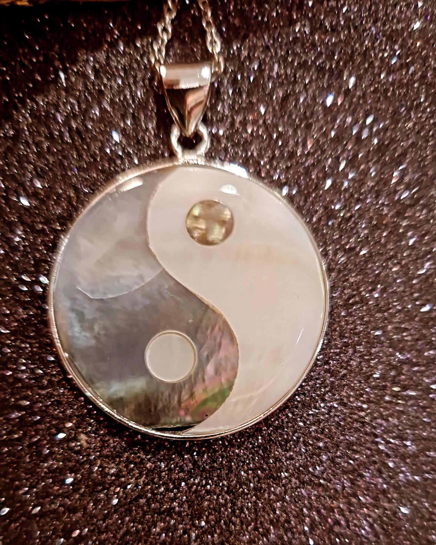Collier amulette talisman Nacre yin yang noir blanc irisé