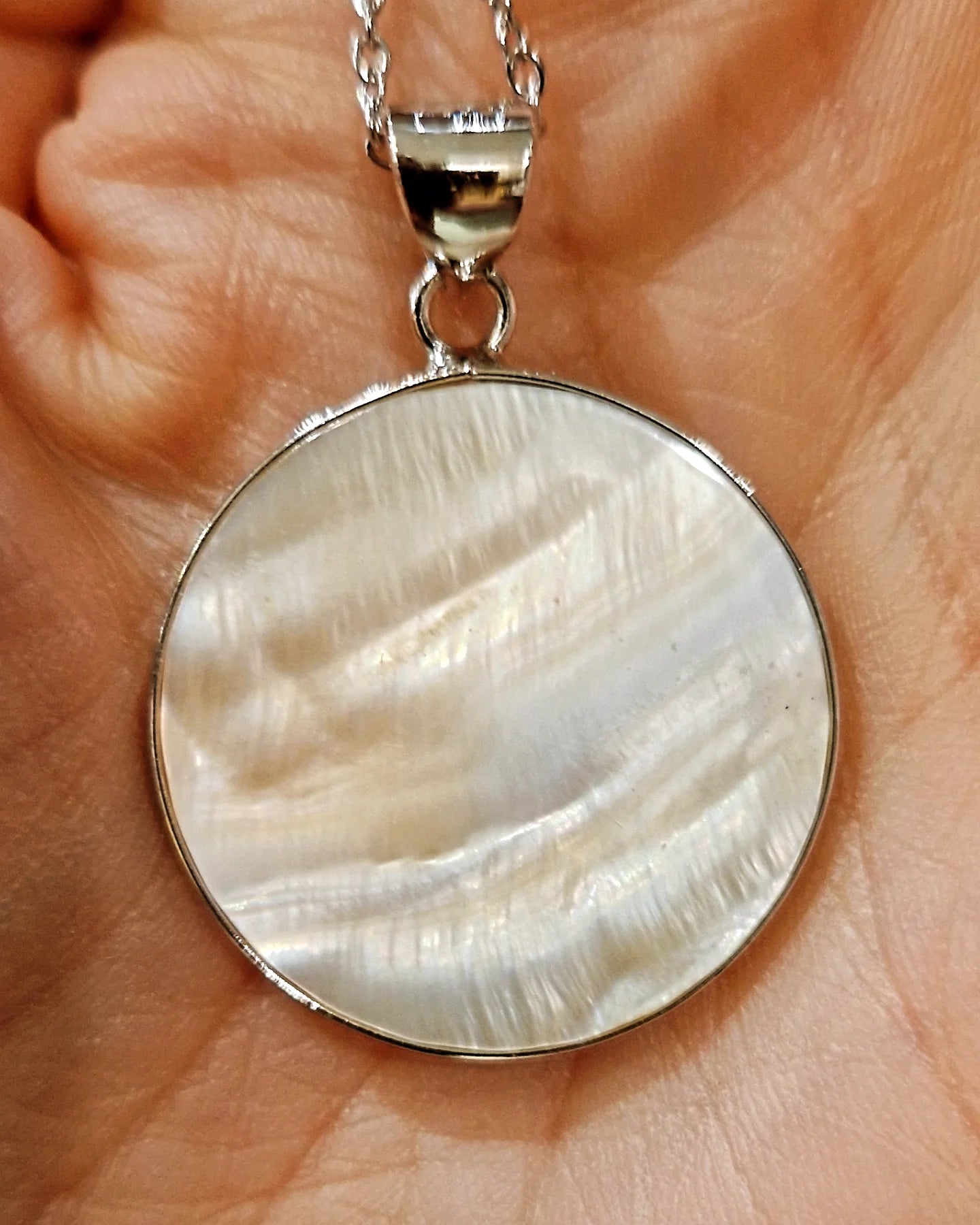 Collier amulette talisman Nacre yin yang noir blanc irisé