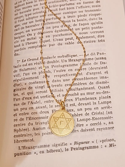 Collier Talisman de Protection – Double Sceau de Salomon et Pentagramme – Médaille dorée