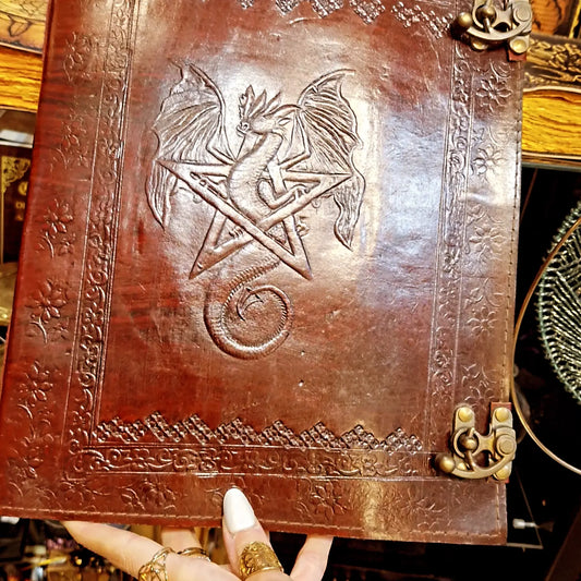 Grimoire en cuir brun avec dragon – Pièce unique