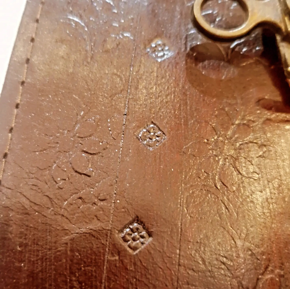 Grimoire en cuir brun avec dragon – Pièce unique