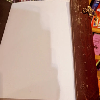 Grimoire en cuir brun avec dragon – Pièce unique