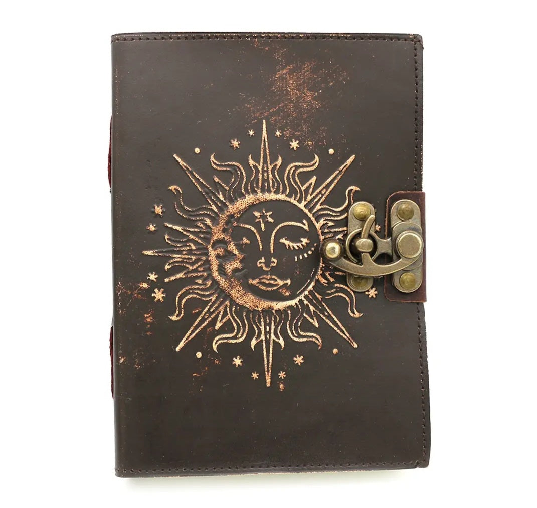 Grimoire en cuir vierge Lune Soleil