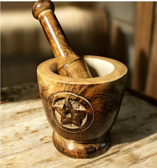 Mortier et pilon en bois avec pentacle - outil ésotérique