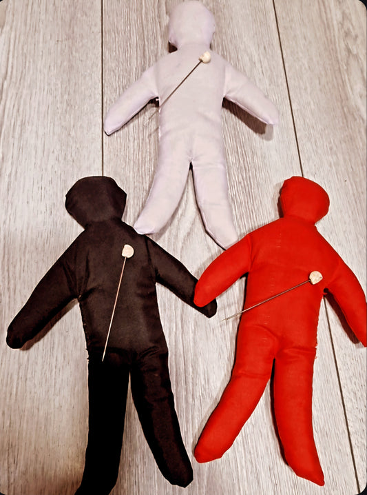 Poupée Vaudou sorcellerie  au choix noire rouge ou blanche & son aiguille vaudou tête de mort