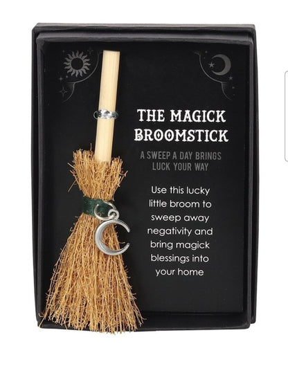 Mini balai de sorcière 9 cm – Porte-bonheur ésotérique pour autel – The Magick Broomstick  9 cm