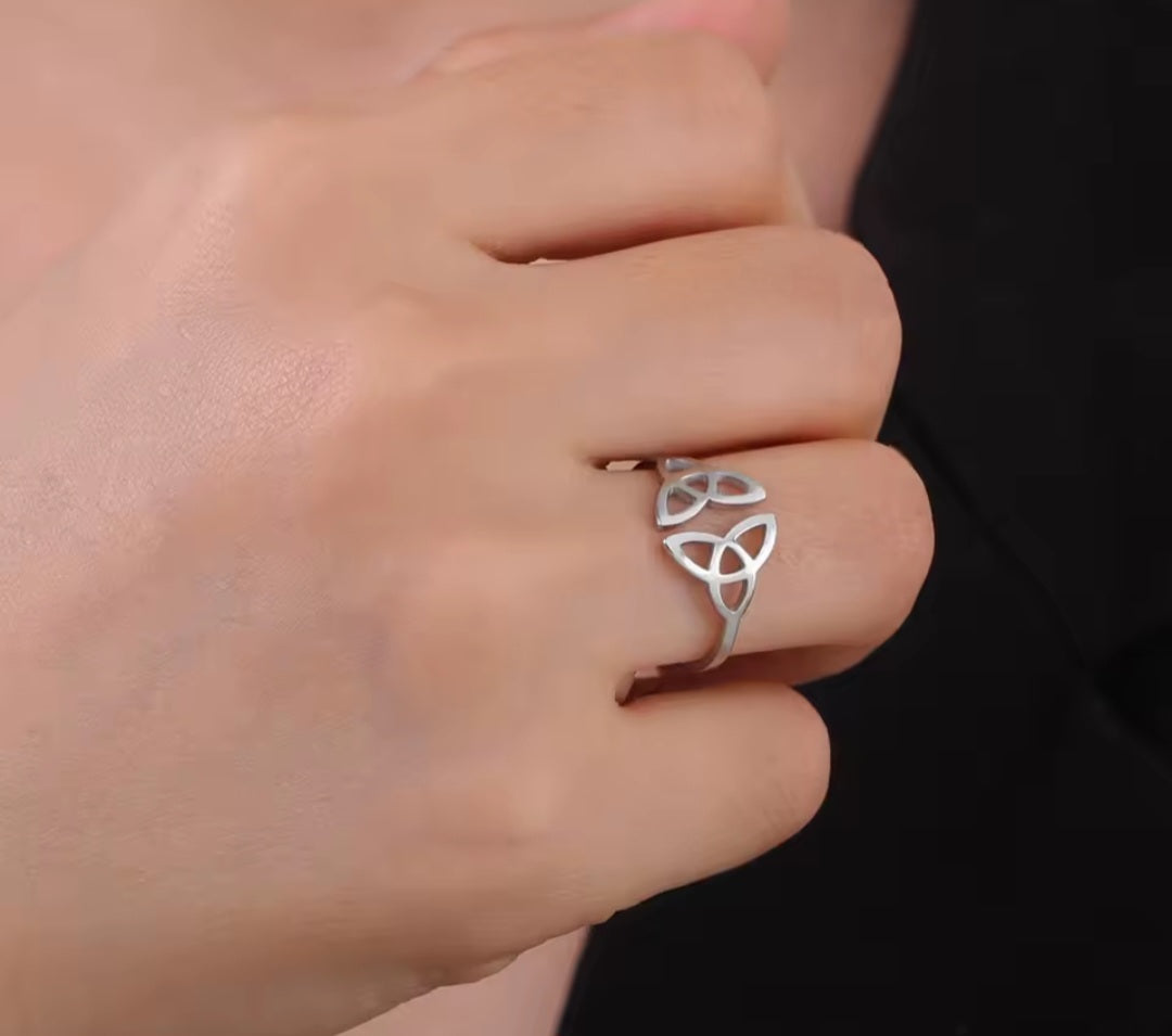 Bague Triquetra Celtique – Acier Inoxydable Doré ou Argenté – Bague Réglable