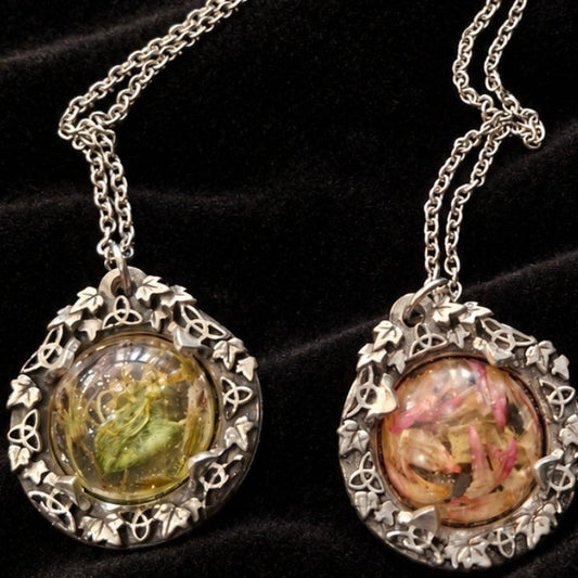 Collier talisman en trèfle séché – Pendentif Triquetra en étain