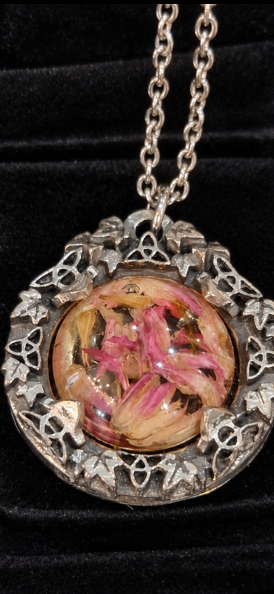 Collier talisman en trèfle séché – Pendentif Triquetra en étain