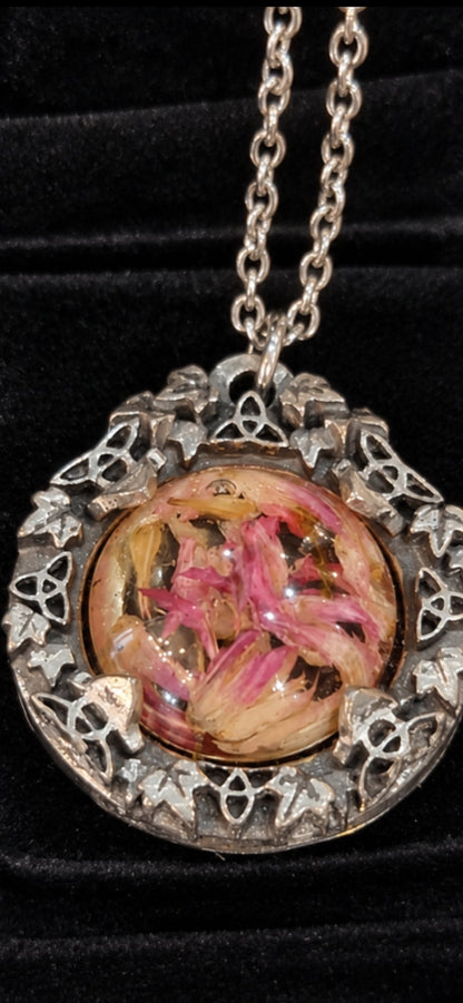 Collier talisman en trèfle séché – Pendentif Triquetra en étain