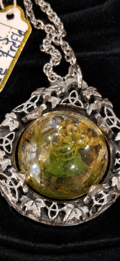 Collier talisman en trèfle séché – Pendentif Triquetra en étain