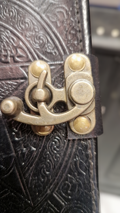 Grimoire en cuir noir pentacle