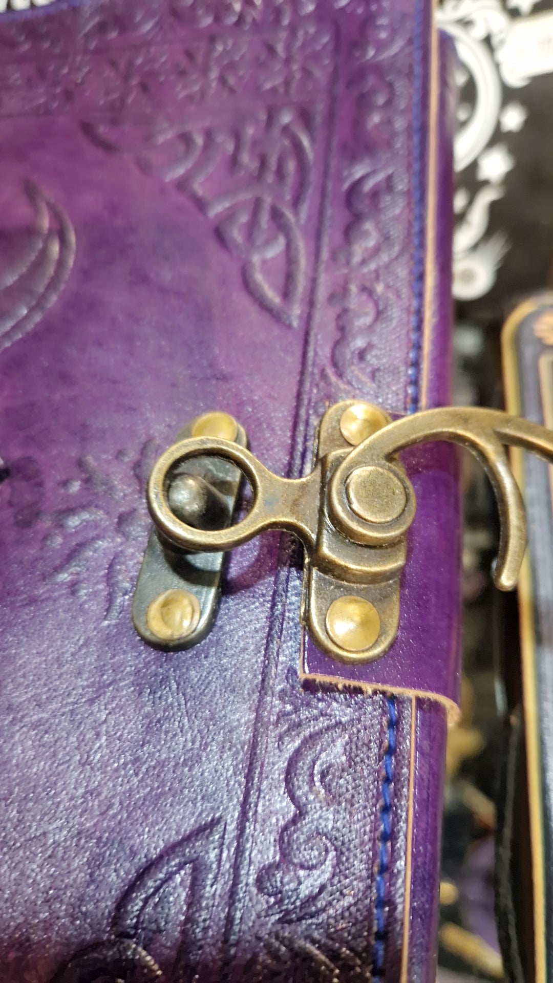 Grimoire violet en Lapis-Lazuli – Écriture automatique